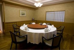 落着いた雰囲気の円卓のお部屋（曙）
