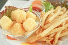 料理メニュー写真&nbsp;チーズの唐揚げ（フライドポテト付き）