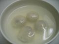 料理メニュー写真&nbsp;黒胡麻餡のお湯入りモチ団子