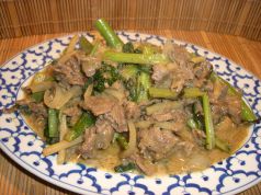 料理メニュー写真 牛肉と野菜のグリーンカレー炒め