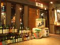 入り口には全国各地のお酒達がお出迎え！