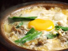 料理メニュー写真&nbsp;熱々鍋仕立て“牛すじと博多ねぎの玉子とじ”