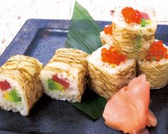 料理メニュー写真 まぐろとアボカドの昆布巻き寿司