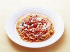 料理メニュー写真 トマトとモッツァレラチーズの糸引きスパゲティ