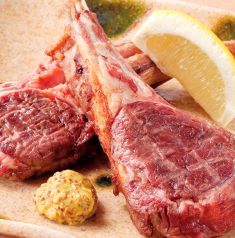 料理メニュー写真 ●【骨付き仔羊ロースの炙り焼き】(2本)