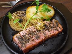 料理メニュー写真 厚切ベーコンの黒胡椒焼き