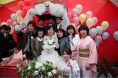 アーチの前で新郎新婦を囲んでスナップ写真
