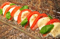 料理メニュー写真 モッツァレラチーズとトマトのカプレーゼ