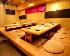店内の奥にゆったりくつろげる掘りごたつ