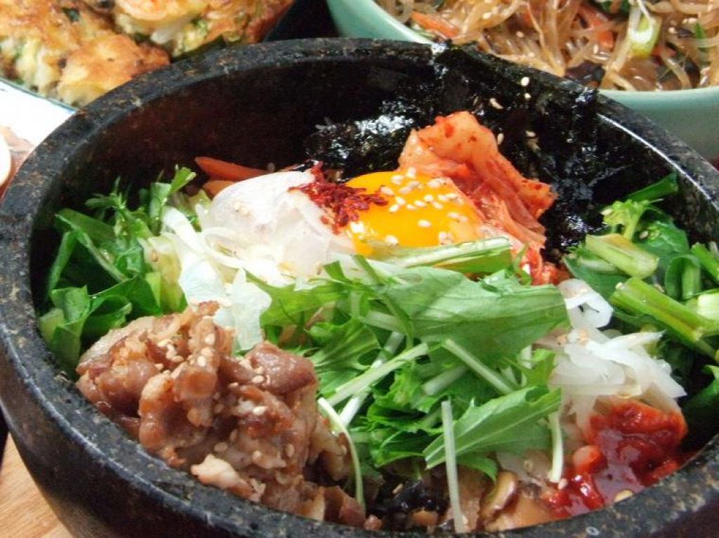 アツアツの石焼鍋でジュージューと音を立てるビビンバ♪ピリ辛とおこげが絶妙な味わいを醸し出します