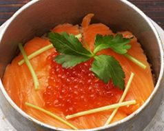 料理メニュー写真&nbsp;イクラとサーモンの贅沢親子釜飯