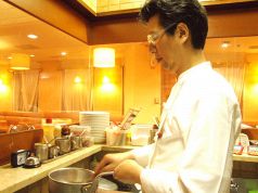 テーブル席から迫力のある厨房も見えます♪