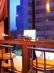 カップル用の外を眺めれるカウンター席