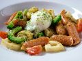 料理メニュー写真&nbsp;ソーセージとたっぷり野菜のマスタード和え温玉のせ