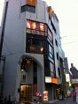 並木通りの平和大通り近く、見上げると！