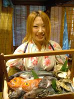 新鮮魚介を岡持ちで紹介！