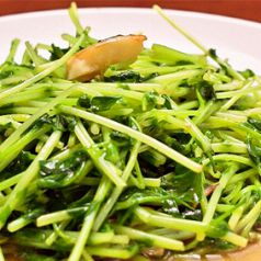 料理メニュー写真&nbsp;豚スペアリブ揚げ・豚タンねぎ塩・とり軟骨入り自家製シューマイ・豆苗さっぱり炒め
