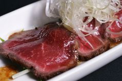 料理メニュー写真 牛肉のタタキガーリック風味