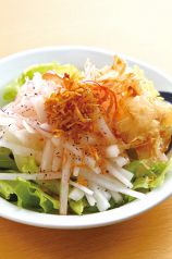 料理メニュー写真 揚げジャコと梅しそ風味の大根サラダ