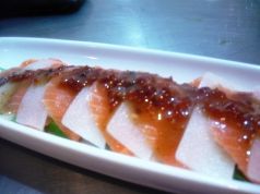 料理メニュー写真 サーモンとコラーゲンのローズヒップカルパッチョ