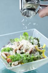 料理メニュー写真&nbsp;パルミジャーノ・レッジャーノチーズと自家製パンチェッタのシーザーサラダ