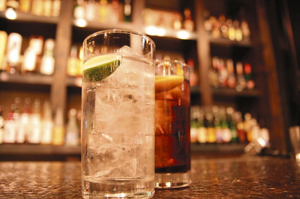 バーテンダーが１杯１杯手作りでカクテルをお作りします！　140種類以上飲み放題