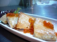 料理メニュー写真 鮭ハラス焼き イクラ添え
