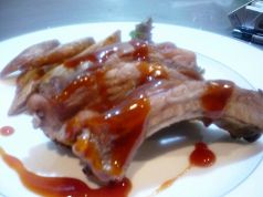料理メニュー写真 骨付きスペアーリブのBBQソース