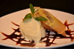 料理メニュー写真&nbsp;カスタードバナナ春巻き　バニラアイス添え