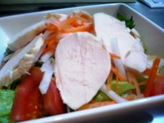 料理メニュー写真 蒸し鶏のサラダ ゴマソース