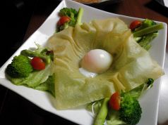 料理メニュー写真&nbsp;アスパラと温泉卵のパリパリサラダ