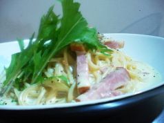 料理メニュー写真 ベーコンと水菜のカルボナーラスパゲッティー