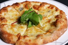 料理メニュー写真 4種チーズの白いピッツァ