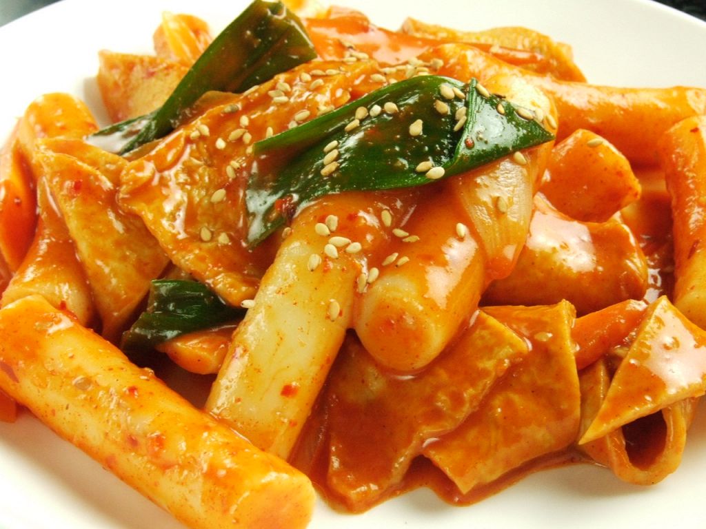本場の韓国料理をご紹介。モチモチ食感の【トッポギ】。新鮮野菜とご一緒に。
