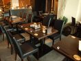 入口入って左手に広がるテーブル席