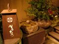 入り口横には季節の生け花や可愛い置き物