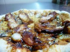 料理メニュー写真 照り焼きチキンのピッツァ