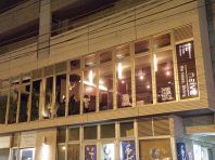 西川沿いの大きなガラス窓