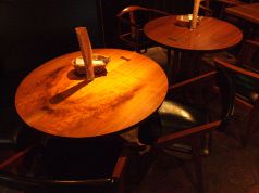 テーブルを合わせて…4名