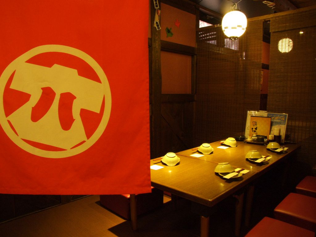 お店の奥にある半個室は、周りを気にせずに楽しめます。赤いのれんを押して入ってね♪