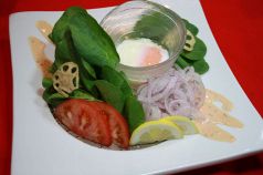 料理メニュー写真 ほうれん草と温玉のサラダ