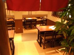 入口をくぐって右側の店内になります♪