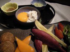 料理メニュー写真 お野菜の盛り合わせ~3種類のソースで~