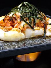料理メニュー写真 お餅とキムチのチーズオーブン石板焼き
