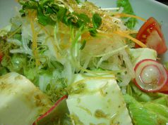 料理メニュー写真 豆腐とじゃこのサラダ 胡麻ドレッシング