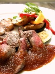 料理メニュー写真 国産黒毛和牛の網焼きステーキ、自家製BBQソース