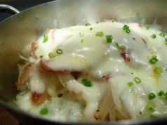 料理メニュー写真&nbsp;ポテトと厚切りベーコンのチーズ焼