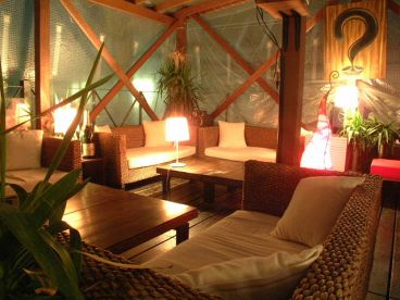 Lounge Bar & Restaurant + terrace QUONS くおんずの雰囲気メイン