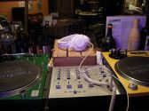 ターンテーブル2台CDJ2台のDJブース