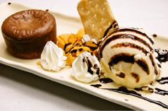 料理メニュー写真 フォンダンショコラのバニラアイス添え